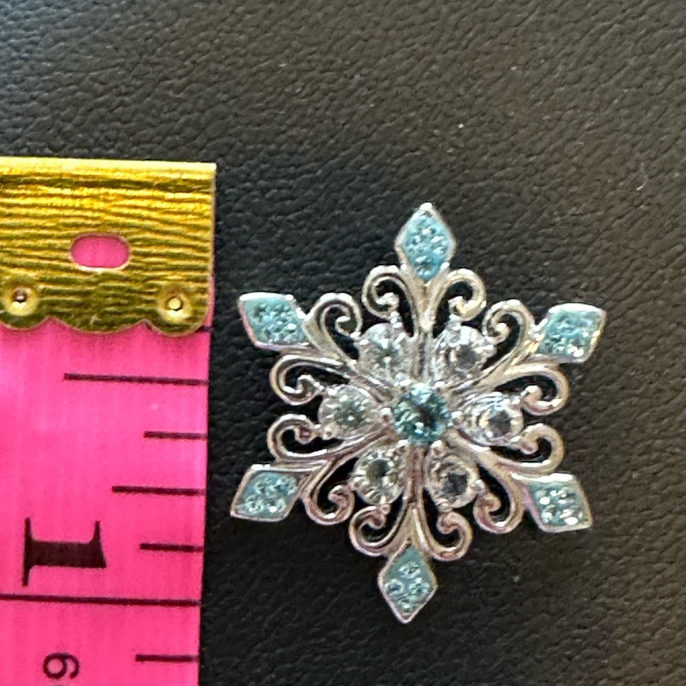 Elegant Sterling Silver Snowflake Pendant - Picture 2 of 4